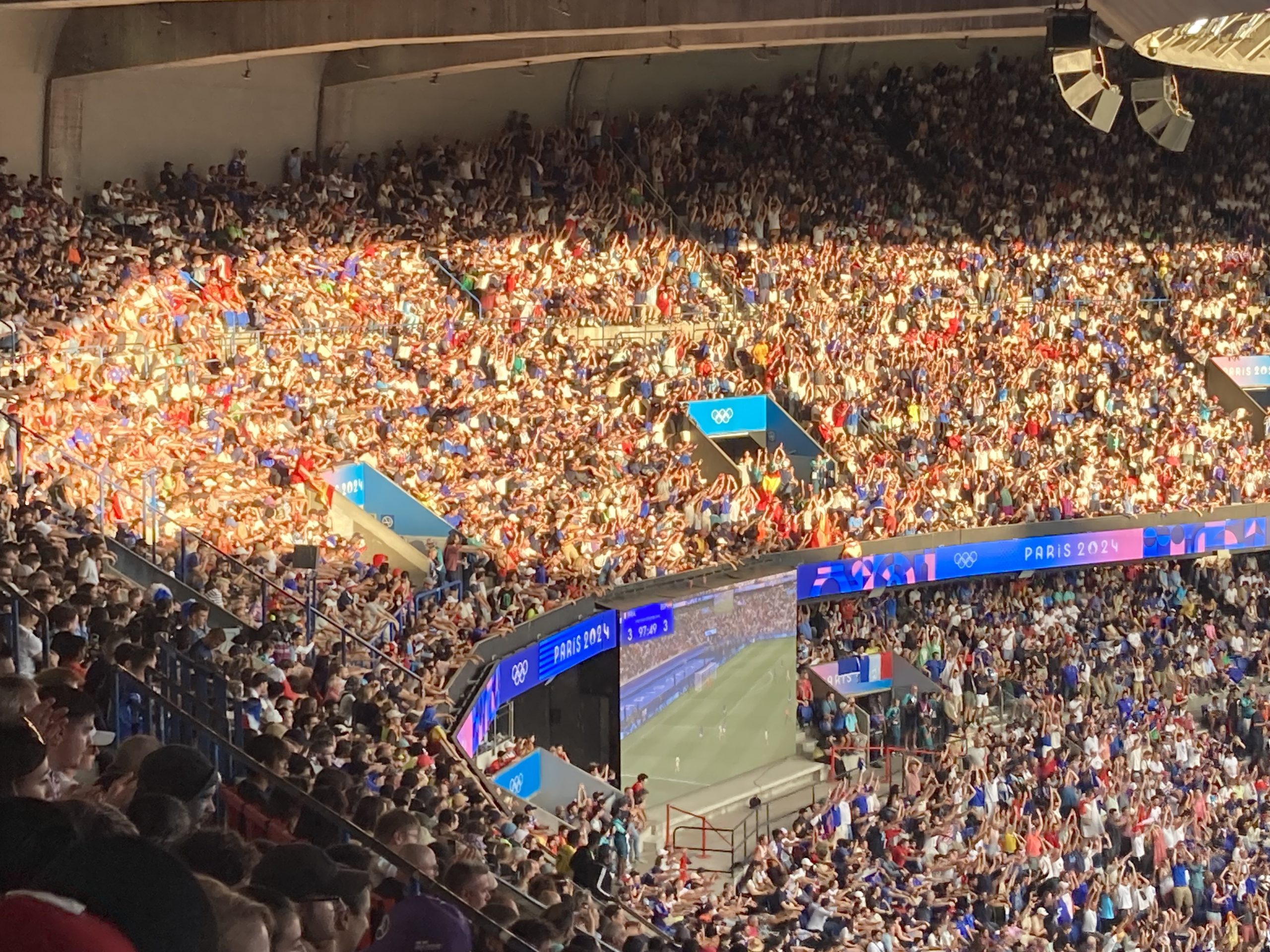 Begeisterung beim Fußball-Finale der Männer in Paris: Die Welle schwappt durchs Stadion