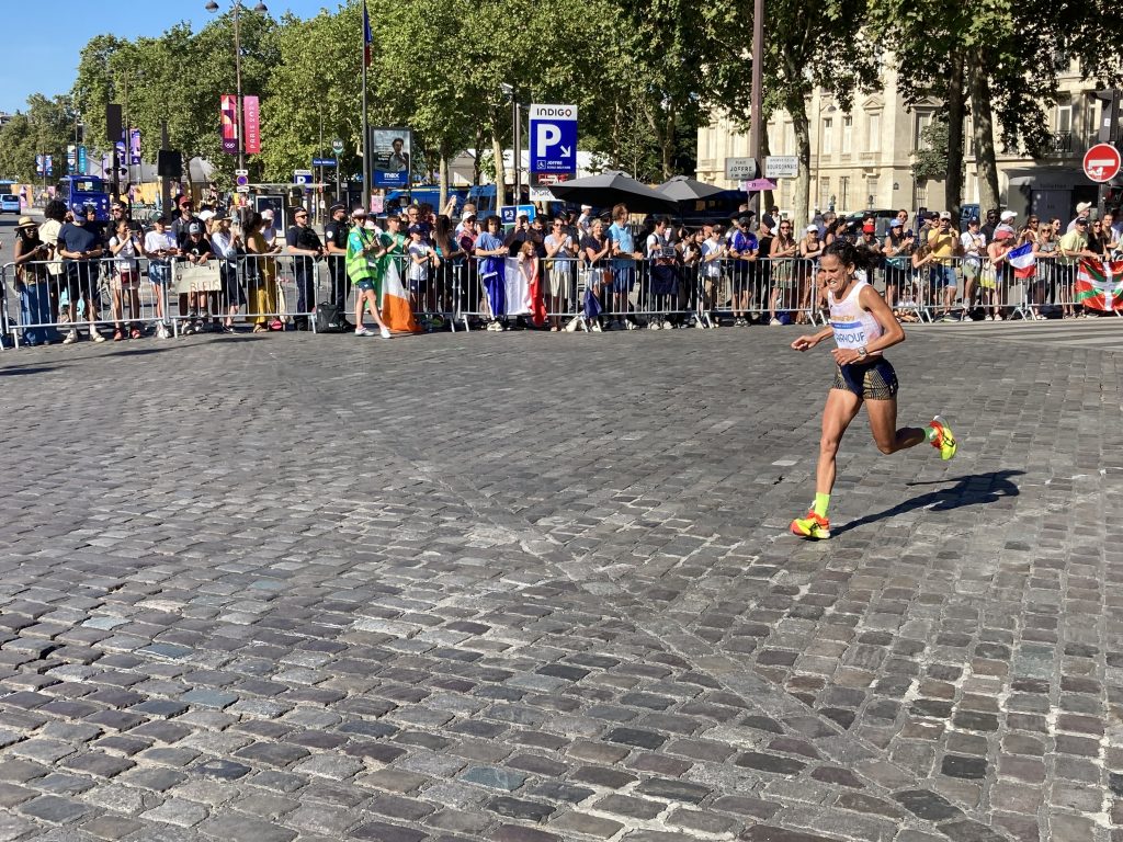 Begeisterung pur beim Marathon der Frauen: Auch die letzte Läuferin im Feld wird frenetisch gepusht 
