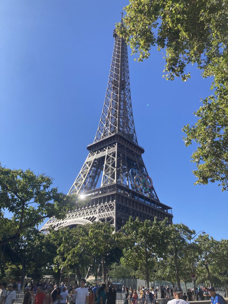 Der Eiffelturm strahlt mit den Olypmischen Ringen um die Wette 