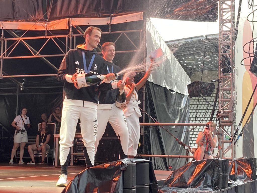 Nils Ehlers mit seinem Partner Clemens Wickler holen Silber im Beachvolleyball und feiern ihren Erfolg in der Fan Zone mit dem Publikum. 