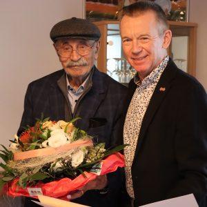 County Commissioner Thomas Will conveyed his congratulations to Demir Akmut and his wife on their diamond wedding anniversary. Photo: County Administration
