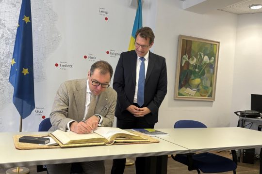 Almanya&#39;da Ukrayna Büyükelçisi_oleksii Macheiev_date&#39;e Altın Book_quelle_ Science City of Darmstadt