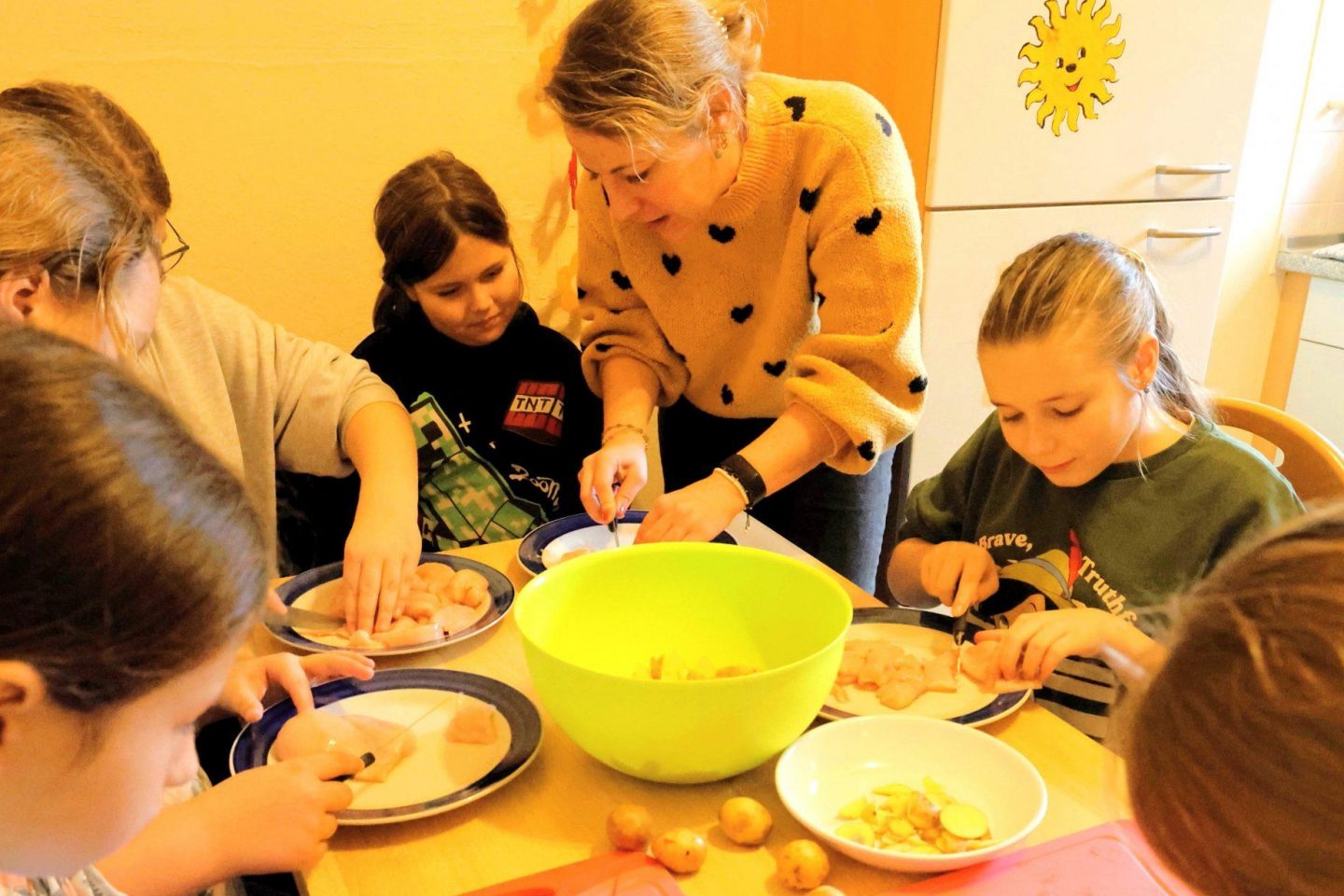 Under the guidance of youth worker Julia Spitzer, work is carried out together at the main course. Photo: City of Riedstadt