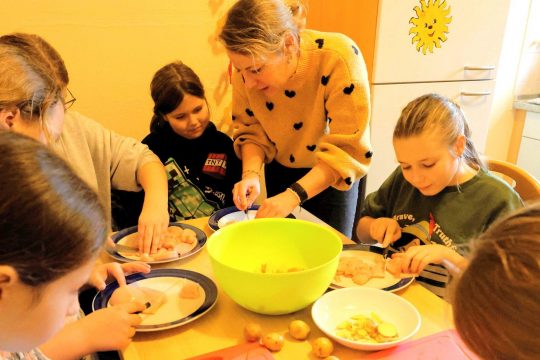 Under the guidance of youth worker Julia Spitzer, work is carried out together at the main course. Photo: City of Riedstadt