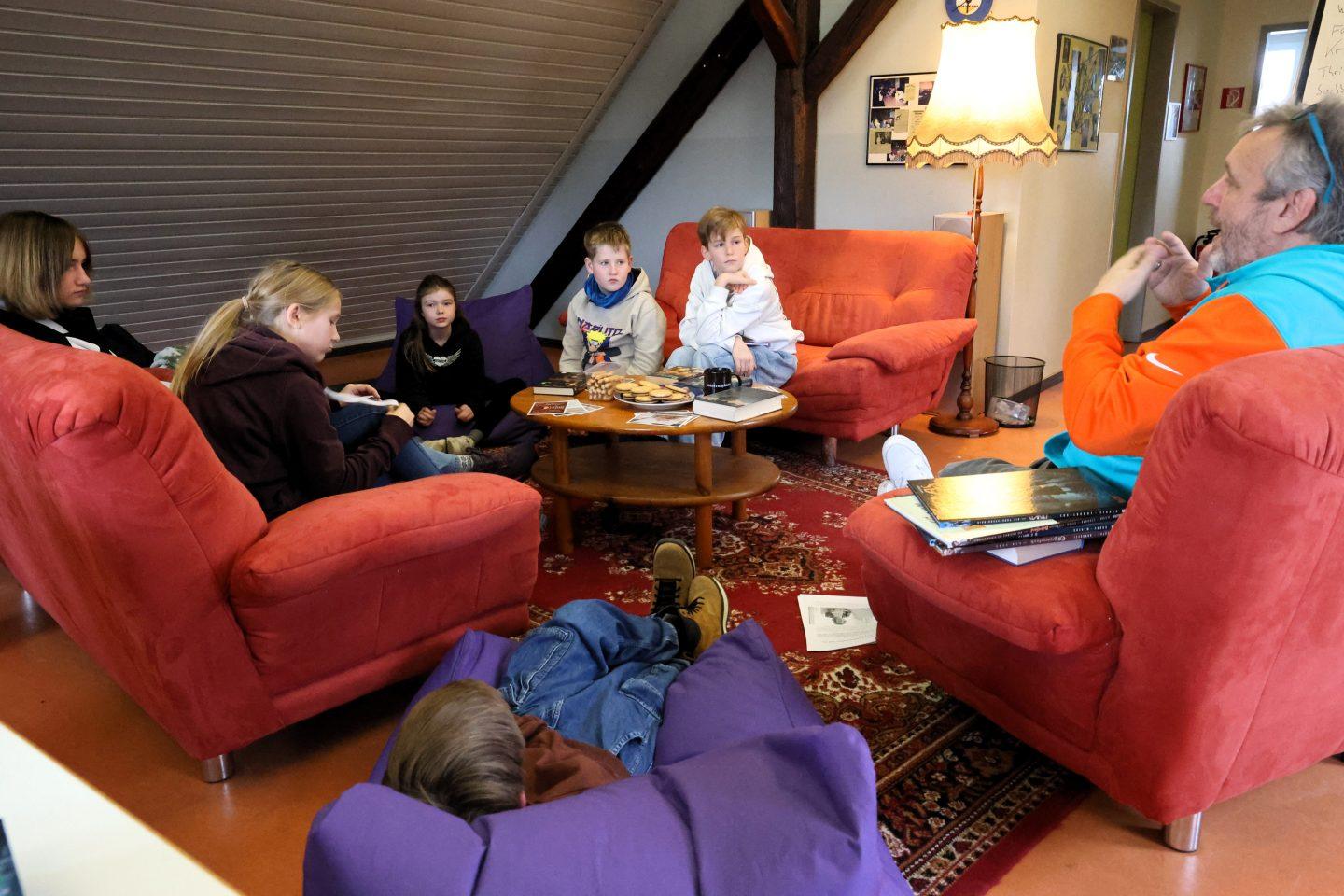 In a cozy atmosphere, descriptions are discussed with youth worker Kai Faßnacht. Photo: City of Riedstadt