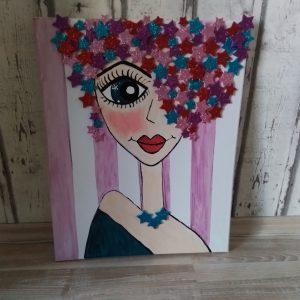 Foto: Nadine Molter preferisce dipingere le teste delle donne con colori vivaci. Foto: Nadine Molter