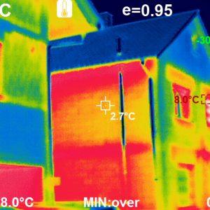 Photo : Image thermographique d'un bâtiment à Erfelden. Les zones rouges indiquent une perte de chaleur plus importante, notamment au niveau des fenêtres, des coffres de volets roulants et du plafond. Photo : Ville de Riedstadt