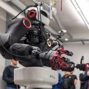 L'Université technique de Darmstadt enrichit son parc d'équipements de recherche interdisciplinaires avec une acquisition exceptionnelle : le robot humanoïde de pointe « TALOS ». Actuellement, seuls cinq autres centres de recherche dans le monde possèdent un tel robot ; celui de Darmstadt est le seul en Allemagne. Son arrivée aujourd'hui (28 février 2025) a également marqué le lancement du nouveau Laboratoire de robotique humanoïde. Intégré au groupe de recherche du professeur Jan Peters sur les systèmes autonomes intelligents, ce laboratoire offrira une plateforme d'étude des interactions entre motricité, perception cognitive et interaction homme-robot. Photo : TU Darmstadt