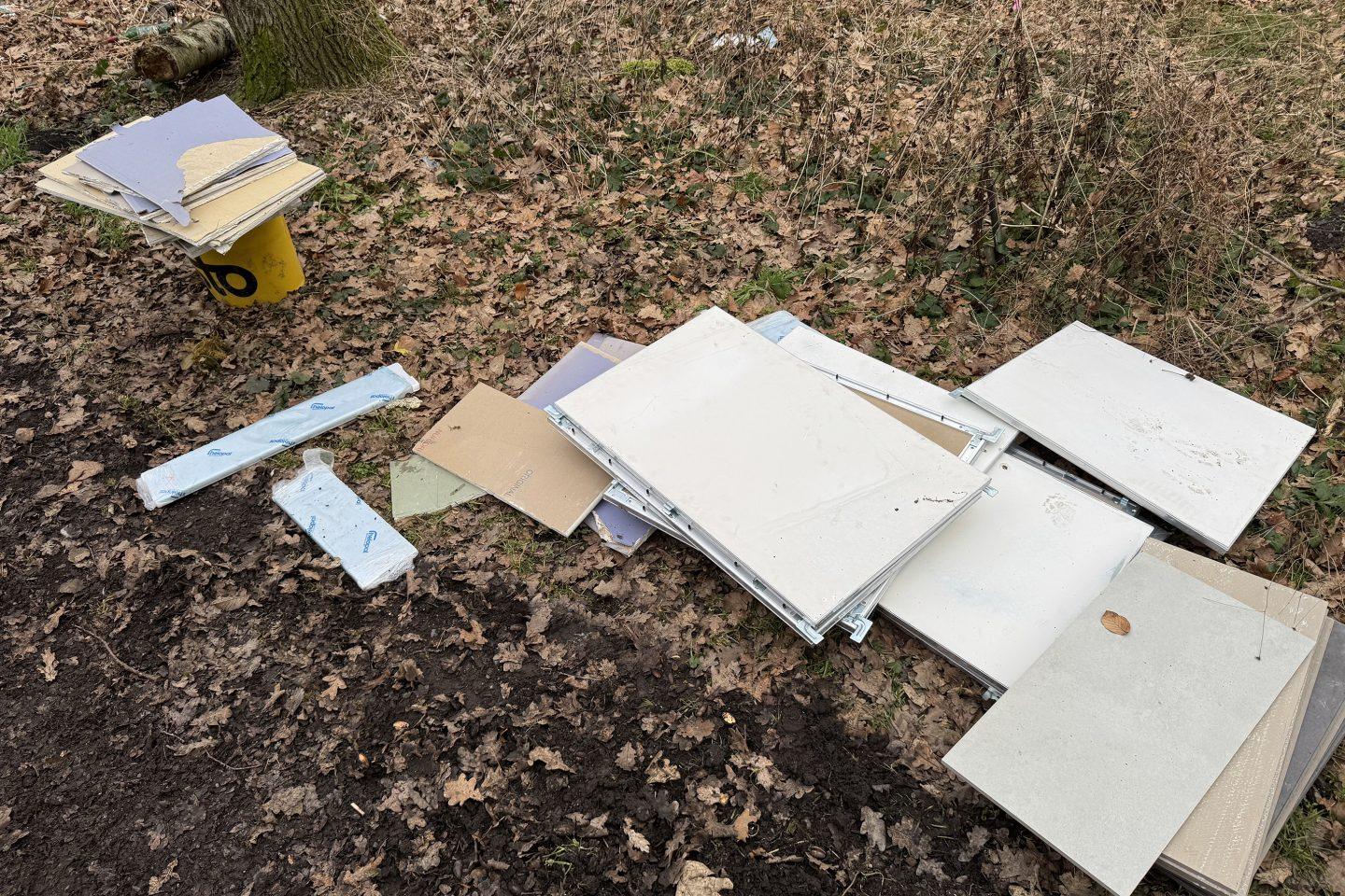 Illegally disposed of garbage on the stork fountain. Photo: City of Weiterstadt