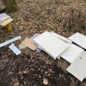 Nielegalnie wyrzucił śmieci w Storckenbrünnchen. Zdjęcie: Miasto Weiterstadt