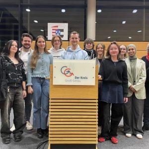 Dziewięć młodych osób zaprezentowało swój projekt dotyczący Szwecji w biurze administracji powiatu. Grupie towarzyszył Christian Bredow (drugi od lewej), nauczyciel ze szkoły im. Berthy von Suttner, oraz Cornelia Rühlig, przewodnicząca Fundacji Margit Horváth (po prawej). W projekcie wzięło udział łącznie 17 uczniów. Większość z nich wkrótce ukończy szkołę średnią. Zdjęcie: Administracja Powiatu