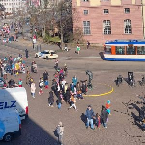 Darmstadt pazar meydanında renkli bir çocuk karnavalı kutlaması. Fotoğraf: DA.news