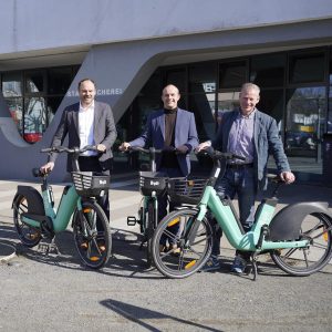 Piloto de bicicletas eléctricas: Recorriendo una bicicleta de alquiler de Bolt entre Weiterstadt y Darmstadt: el alcalde de Weiterstadt, Ralf Möller (derecha), el primer subdirector del distrito de Darmstadt-Dieburg, Lutz Köhler, y el director general de HEAG mobilo, Arne Rath (izquierda), en la inauguración del proyecto piloto. Foto: Oficina de Prensa de Weiterstadt