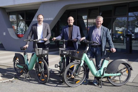 E-bike_pilot-Driving with the loan bike from Bolt between Weiterstadt and Darmstadt: Weiterstadt Mayor Ralf Möller (right), first district member of the Darmstadt-Dieburg Lutz Köhler and HEAG Mobilo Managing Director Arne Rath (left) at the start of the pilot project. Photo: Weiterstadt press office