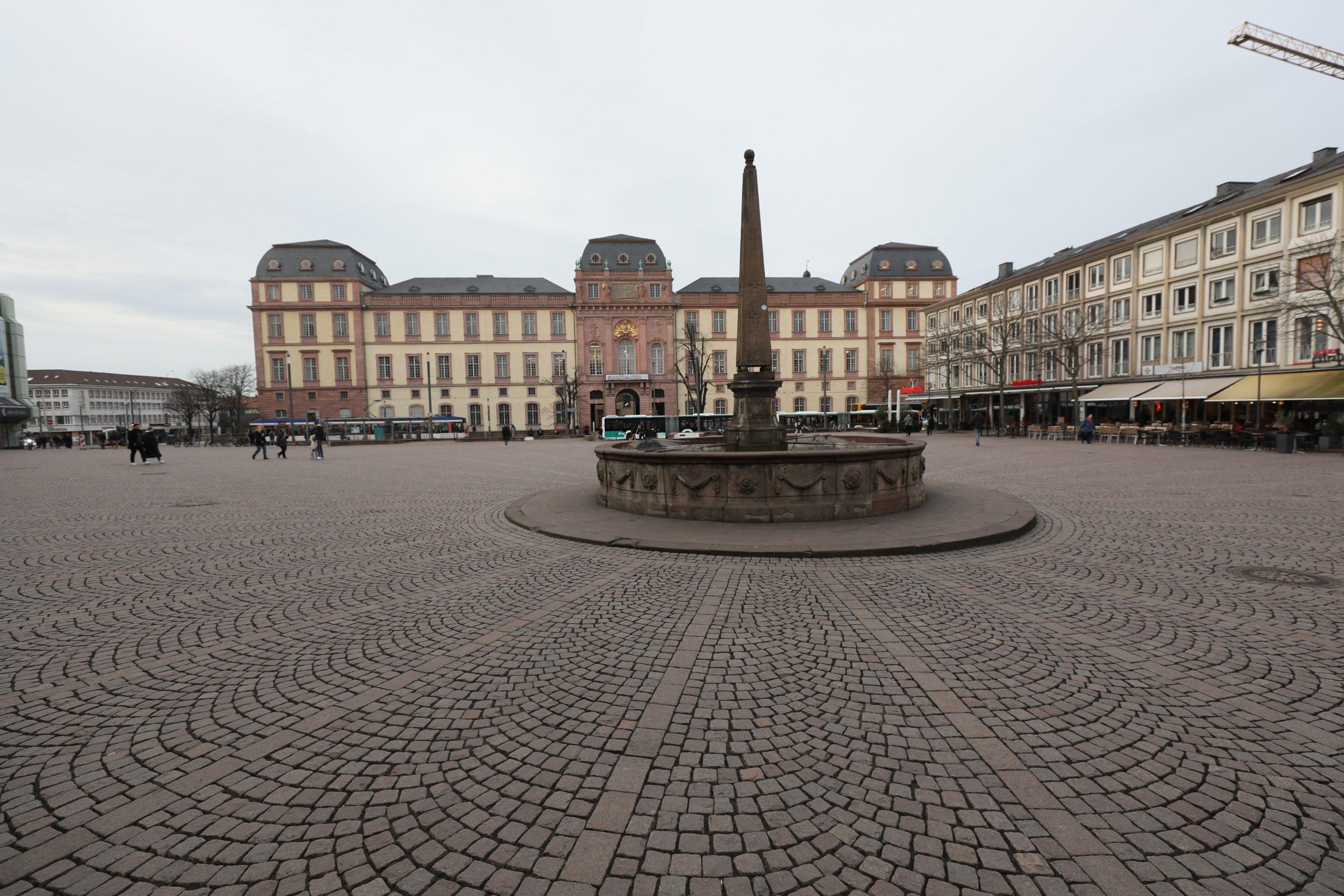 Darmstadt, Marktplatz Schloss. Foto: Arthur Schönbein