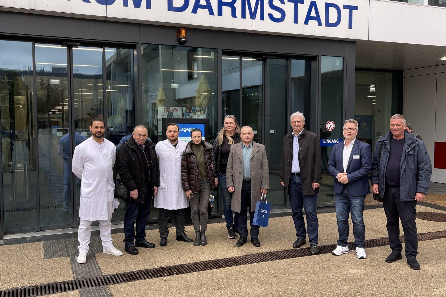 Second from left: Medical Managing Director Dr. Jörg Noetzel, third from left Jochen Partsch, chairman of PDUM partnership Germany-Ukraine/Moldova e. V .. Photo: Darmstadt Clinic