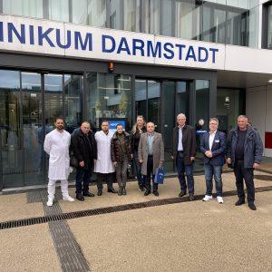Secondo da sinistra: Direttore sanitario Dr. Jörg Noetzel; terzo da sinistra: Jochen Partsch, Presidente della PDUM Partnership Germania-Ucraina/Moldavia e. V. Foto: Ospedale di Darmstadt