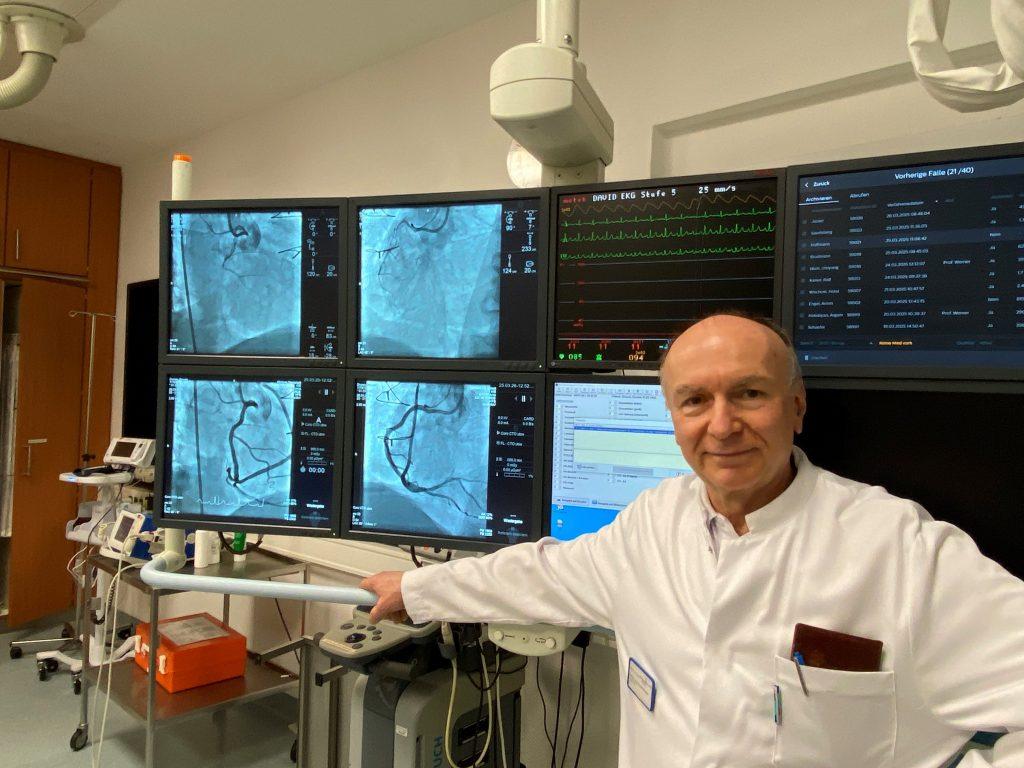 Prof. Dr. Gerald Werner in the cardiac catheter laboratory. Photo: Darmstadt Clinic 