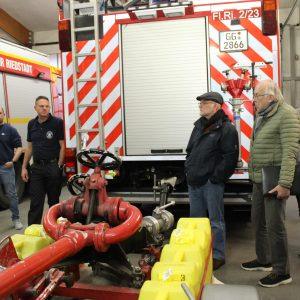Erfelden fire chief Thomas Henzelmann and city fire inspector Markus Kölsch showed committee members the fully equipped vehicle bay of the Erfelden volunteer fire department. Photo: City of Riedstadt