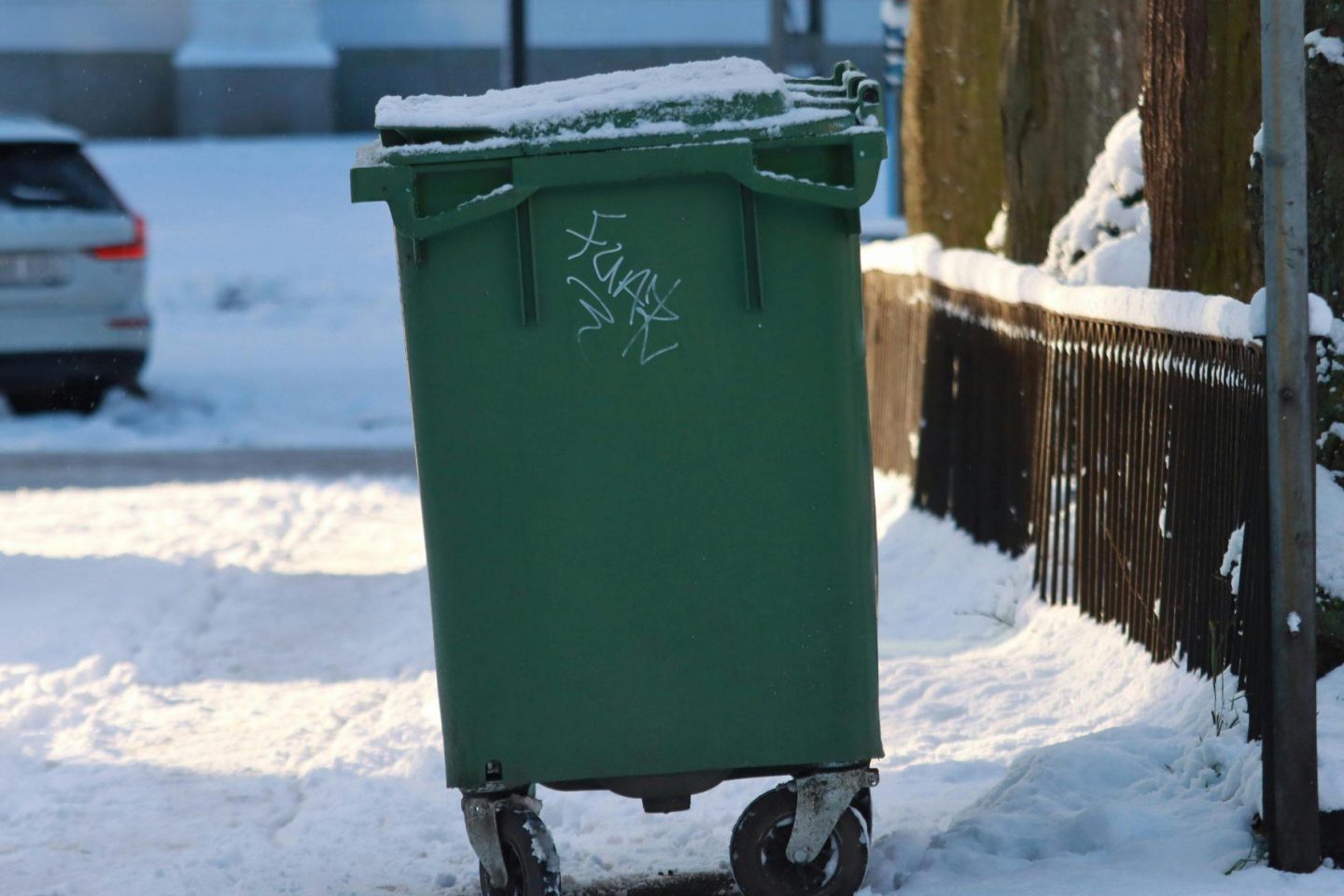 Garbage can