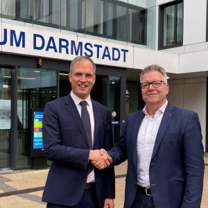 Il Prof. Dr. Philip Wenzel con il Direttore Generale Dr. Jörg Noetzel. Foto: Ospedale di Darmstadt