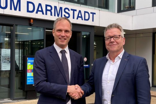 Prof. Dr. Philip Wenzel with managing director Dr. Jörg Noetzel. Photo: Darmstadt Clinic