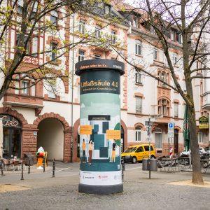 La colonne publicitaire classique, connue depuis plus de 170 ans, connaît une renaissance en tant que multiplicateur d'alerte. Le principe : si les autres moyens de communication, tels que les téléphones portables, Internet ou la télévision, sont hors service lors d'une panne de courant prolongée, la colonne publicitaire 4.0, autonome en énergie, peut continuer à informer la population. Jeudi 4 mars, le centre LOEWE emergenCITY, l'Université technique de Darmstadt et la société de médias Ströer ont mis en service le prototype, développé dans le cadre d'une collaboration de recherche, sur la Riegerplatz à Darmstadt. Outre les tests techniques, des études scientifiques ultérieures permettront d'analyser la perception de cette colonne d'alerte par les habitants de Darmstadt. Photo : Installation de la colonne sur la Riegerplatz à Darmstadt le 2 avril 2024. Crédit photo : Sascha Mannel