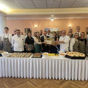 Na krótko przed rozpoczęciem wszyscy uczestnicy gali szparagowej po raz ostatni zaprezentowali nietknięty bufet. Zdjęcie: Administracja Dzielnicy