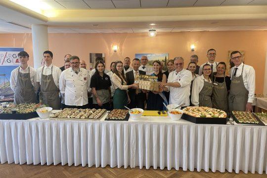 Shortly before the start, all the asparagus gala active presented the untouched buffet. Photo: district administration