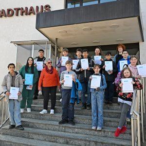 Zum Abschluss ein Gruppenfoto vor dem Stadthaus: Vierzehn Schülerinnen und Schüler nutzten im Rahmen des bundesweiten Aktionstages „Girls und Boys Day“ die Gelegenheit, Einblicke in verschiedene Berufsfelder innerhalb der Groß-Gerauer Stadtverwaltung zu bekommen. Foto: Kreisstadt Groß-Gerau/Gerd Keim