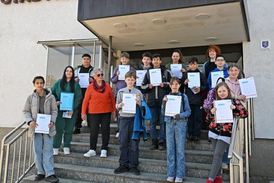 Finally, a group photo in front of the town house: Fourteen students used the opportunity to get insights into various professional fields within the Groß-Gerau city administration as part of the nationwide campaign day &quot;Girls and Boys Day&quot;. Photo: district town of Groß-Gerau/Gerd Keim