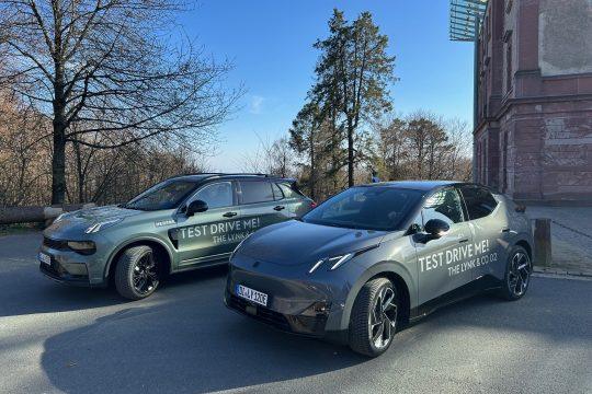 Karşılaştırma Testi: Lynk &amp; Co 01 PHEV vs. Lynk &amp; Co 02 EV - Hangi kavram daha fazla ikna ediyor?