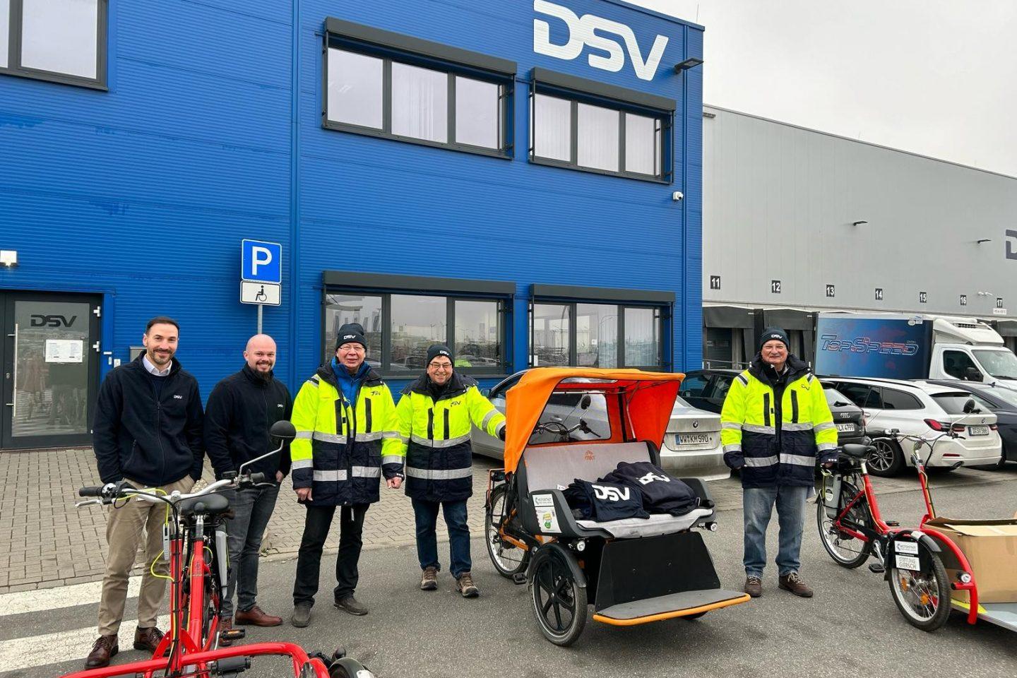 De gauche à droite: Marc Lehrmann, Sören Schreck (tous deux DSV), Karl-Heinz Ziebart, Alfred Schröder, Rolf Lohmar (All Rikschat Tour Project Group of the Volunteering Agency in Weiten). Photo: bureau de presse de Weiterstadt