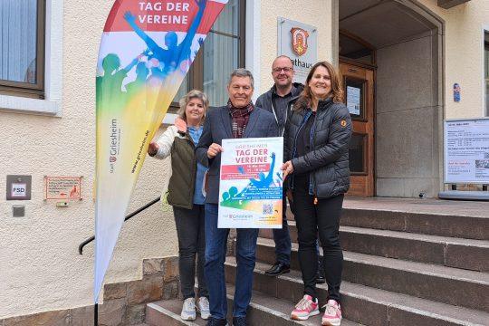 Mayor Verfa Krebs-Wetzl (2nd VL) with the deputy head of the Department of Social Affairs, Claudius Seibert, and the project manager Corina Landau (1. VL) and Ulla Landau (1. VR). Photo: City of Griesheim