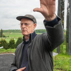 Der britische Bildhauer Tony Cragg zählt zu den bedeutendsten Vertretern der zeitgenössischen Skulptur. Seit den 1970er-Jahren erforscht er in seinem Werk das Zusammenspiel von Form, Material und Raum – oft mit einer fast organisch anmutenden Ästhetik.