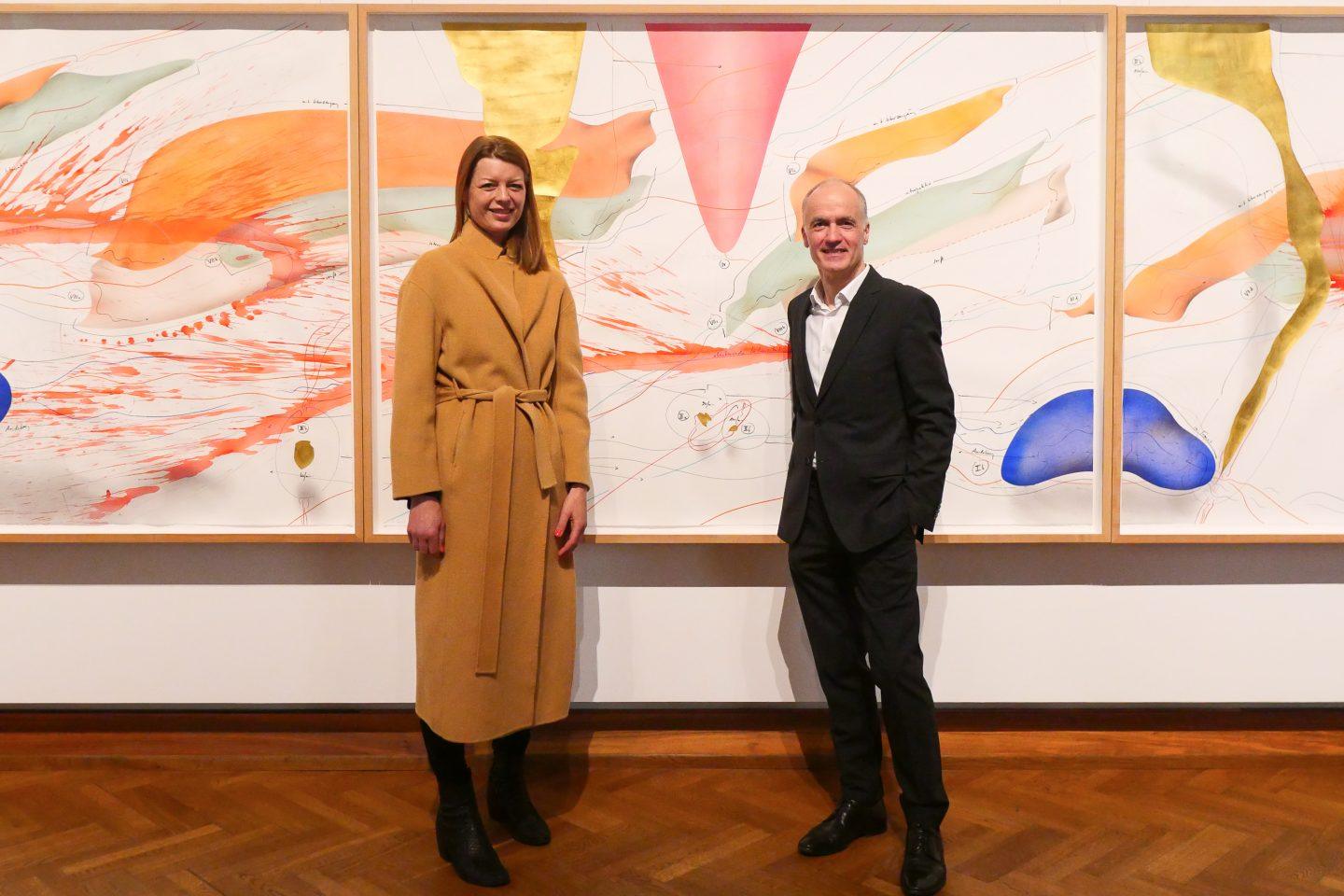Jorinde Voigt y Martin Faass frente a la obra de arte en Hlmd Photo: A. Ebert, Hlmd Jorinde Voigt / VG Bild-Kunst, Bonn 2025