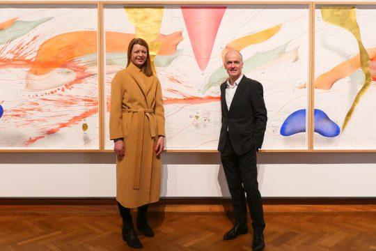 Jorinde Voigt et Martin Faass devant l&#39;œuvre d&#39;art dans HLMD Photo: A. Ebert, HLMD Jorinde Voigt / VG Bild-Kunst, Bonn 2025