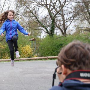 Tyler fotografa Lisbeth per il suo ritratto al salto ostacoli. Foto: Città di Riedstadt