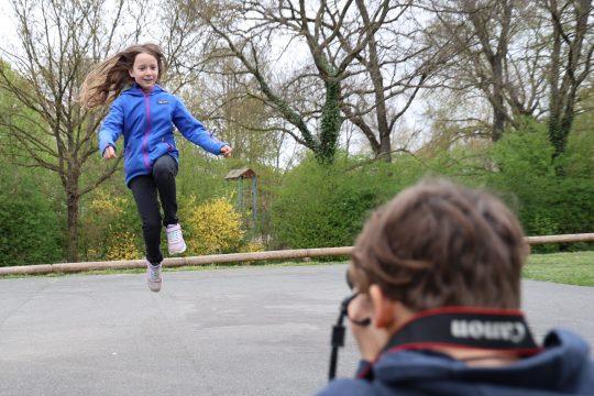 Tyler photographs Lisbeth for her portrait in the horse&#39;s jump. Photo: City of Riedstadt