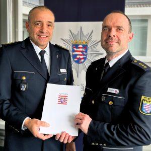 Florian Steinkopf, Groß-Gerau Polis Müdürlüğü'nün başına geçti. Polis Başkanı Björn Gutzeit, Groß-Gerau Polis Müdürlüğü'nün yeni başkanı Baş Müfettiş Florian Steinkopf'u 1 Nisan Salı günü görevine resmen atadı. Fotoğraf: Groß-Gerau Polisi