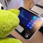 Bürgerbeteiligungsmaskottchen Babbel am Fotoautomaten. Foto: Stadt Griesheim