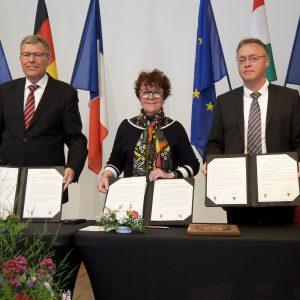Nella foto da sinistra a destra: Geza Krebs-Wetzl (sindaco di Griesheim), Martine Joly (sindaco di Bar-le-Duc), Robert Téli (sindaco di Gyönk)