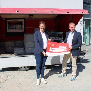 Mobile dishwashing unit - Ralf Möller and Anke Busch from Sparkasse Darmstadt in front of the new machine