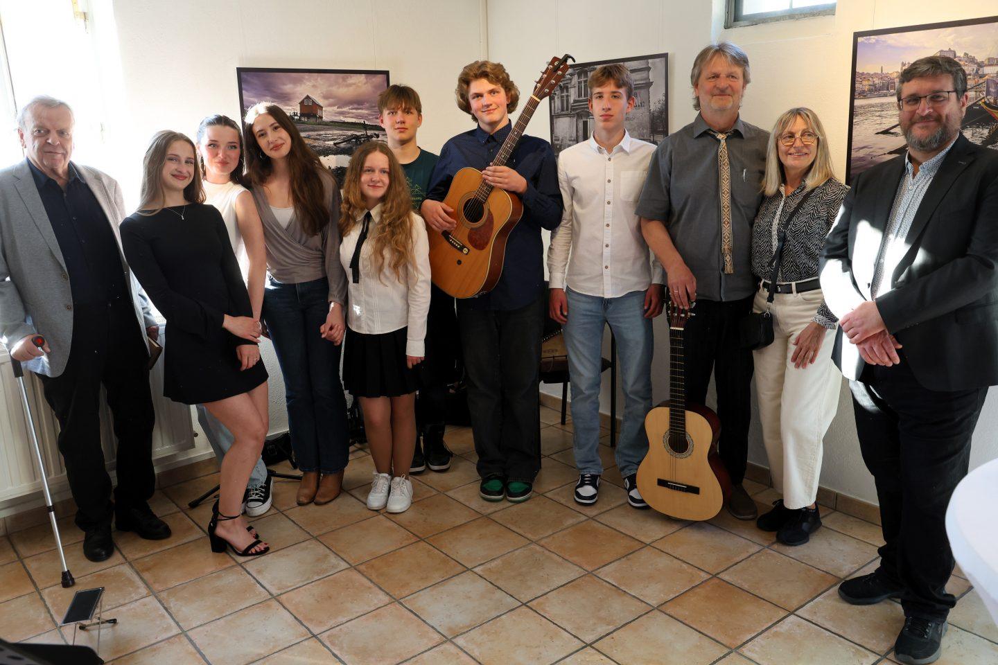 The chairman of the friends of Tauragė, Klaus Minter (left) and cultural manager Marco Hardy frame pupils and teachers from the private Lithuanian high school from Hüttenfeld. Photo: Riedstadt press office