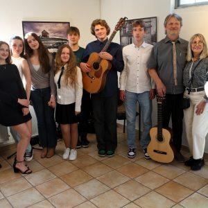 The chairman of the Friends of Tauragė, Klaus Minter (left), and cultural office director Marco Hardy flank students and teachers from the Private Lithuanian Gymnasium in Hüttenfeld. Photo: Riedstadt Press Office