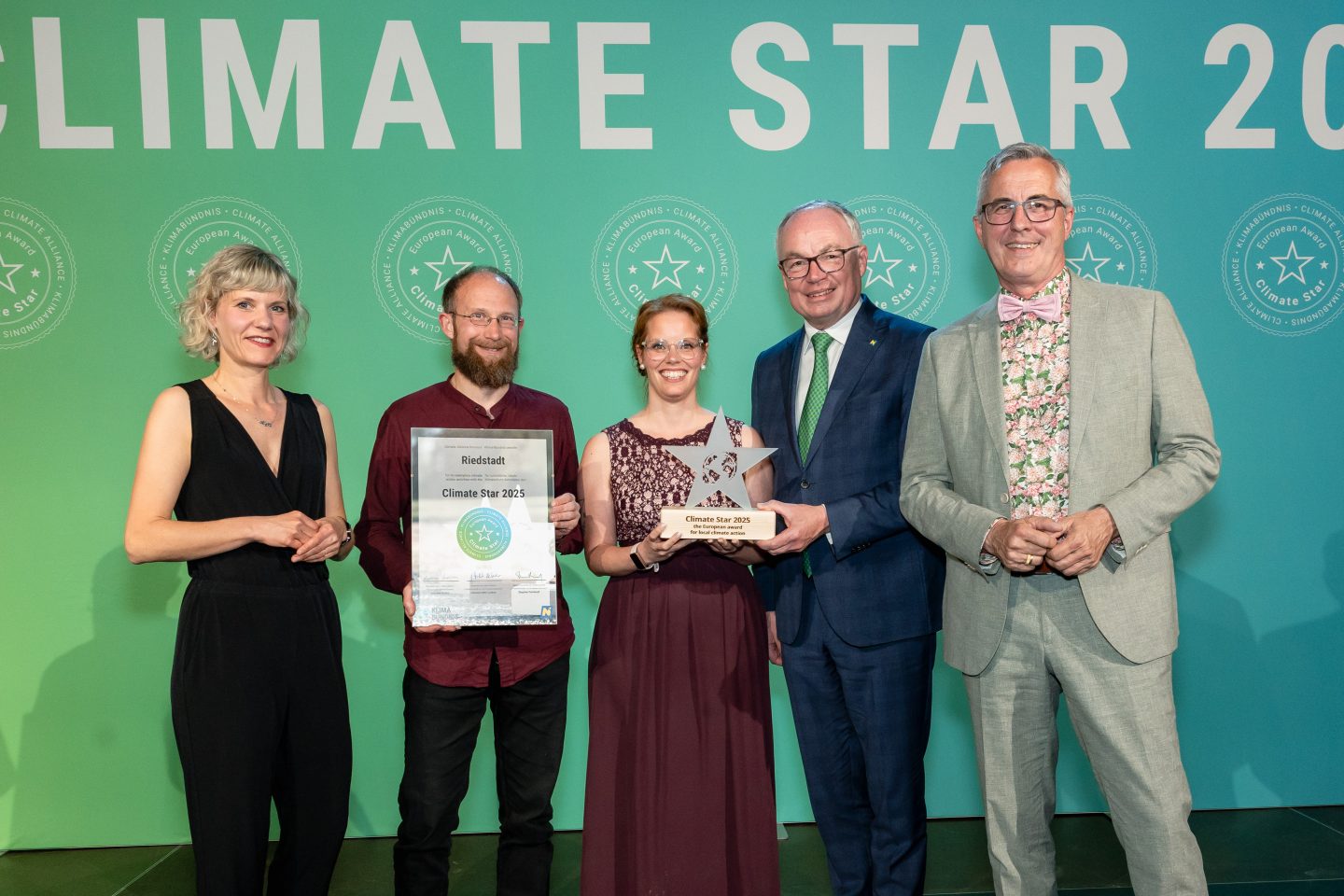 At the award ceremony, Elke Kastner, Managing Director of the Climate Alliance Austria and Dr. Stephan Pernkopf, deputy of the Governor Niederörreichs and Andreas Wolter Mayor of Cologne and CEO Climate Alliance Europe (right) Benjamin Krick and Sandra Seums from Büchnerstadt Riedstadt. Photo: Braun &amp; Nolz Media