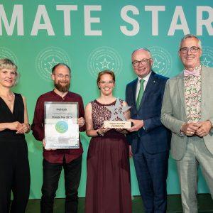 En la ceremonia de entrega de premios, Elke Kastner, directora general de Climate Alliance Austria, el Dr. Stephan Pernkopf, vicegobernador de Baja Austria, y Andreas Wolter, alcalde de Colonia y presidente de Climate Alliance Europe (derecha), acompañan a Benjamin Krick y Sandra Seums, de la ciudad de Riedstadt. Foto: Braun &amp; Nolz Media