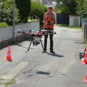 Marcel Dogotari, de l'université Justus Liebig de Giessen, lance le drone. Photo d'archive : Ville de Riedstadt
