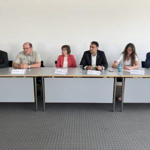 Une année en mode crise : le district de Groß-Gerau a dressé un bilan des conséquences de la peste porcine africaine lors d'une conférence de presse. Sur la photo, de gauche à droite : Patrick Fülling (président de l'Association de chasse du district), Klaus Velbecker (Service des forêts de Hesse), Dr Katrin Stein (vétérinaire du district de Groß-Gerau), Adil Oyan (premier adjoint au préfet), Selina Müller (directrice générale de l'Association régionale des agriculteurs de Starkenburg) et Markus Stifter (Association de chasse de Hesse). Photo : Administration du district