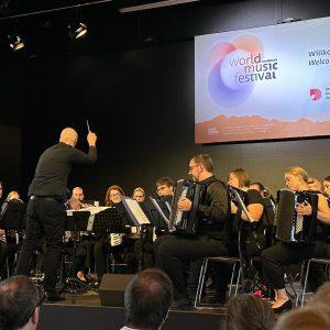 Excelente actuación de la primera orquesta de Akkordia '73 Crumstadt e.V. bajo la dirección musical de Marc Fischer en el 14.º Festival de Música del Mundo de Innsbruck. Foto: Kim Oliver Hofmann, 2025